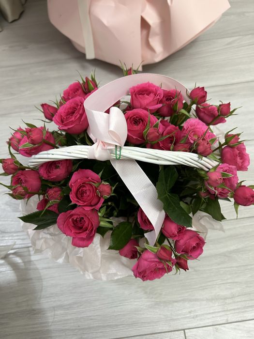 Букет цветы на корзине