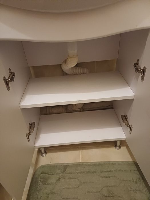 Раковина с тумбой.