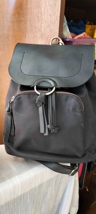 Продавам черна дамска раничка