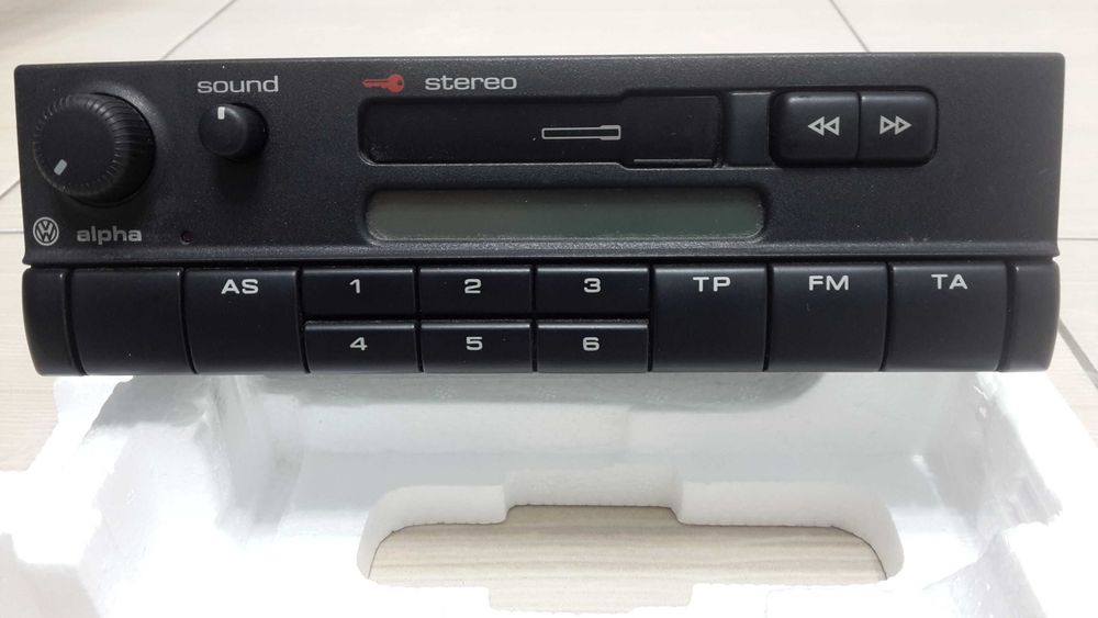 Radio-casetofon auto original AUDI A4 B5 fabricat de Blaupunkt