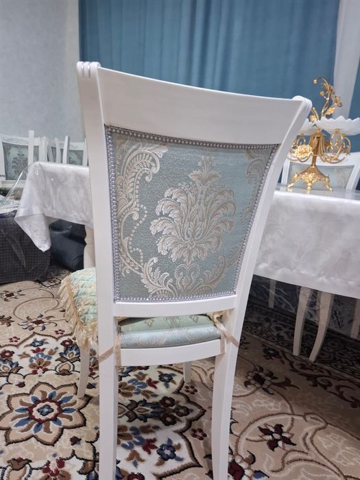 Стол со стульями