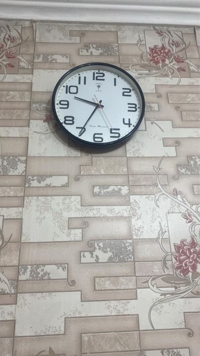 Часы настенные ! Диаметр -26 . Форма круглая .