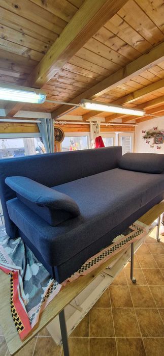 Execut retapitare de paturi, canapele si fotolii.