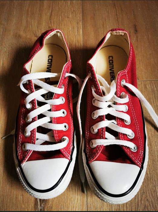 Converse, mărimea 37, culoare vișinie, stare excelenta