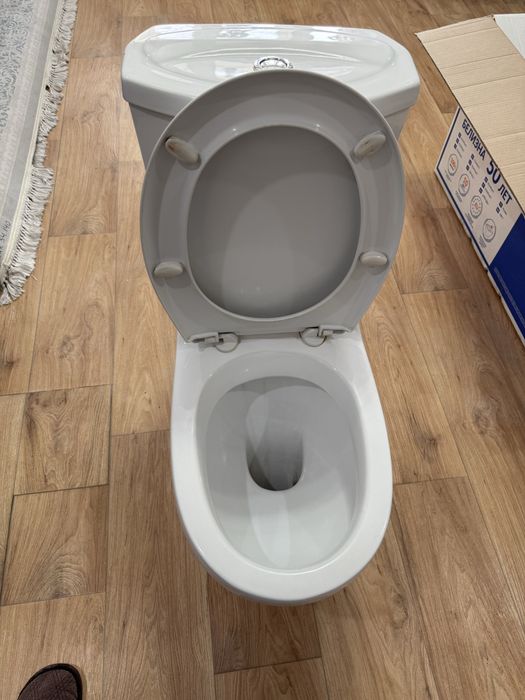 Продам унитаз с бачком