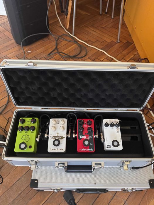 Ефекти за китара, педалборд с твърд кейс ! ТОП,ТОП състояние !