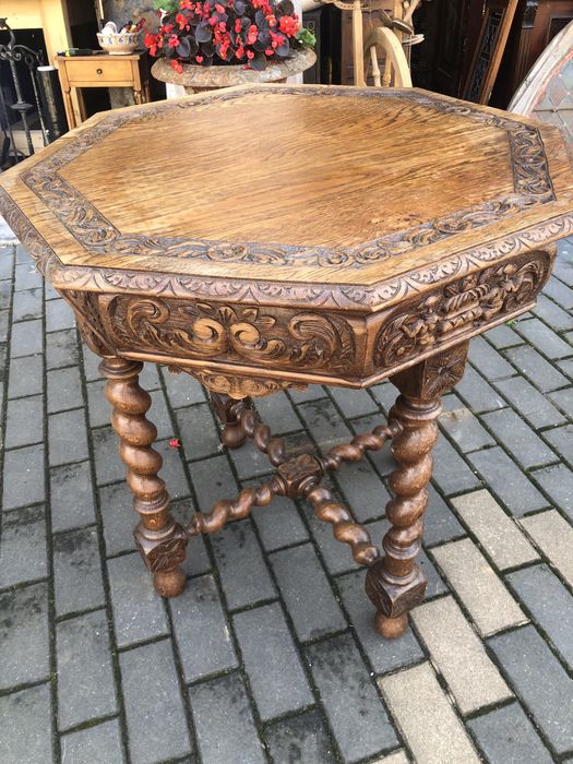 Masă veche de colecție