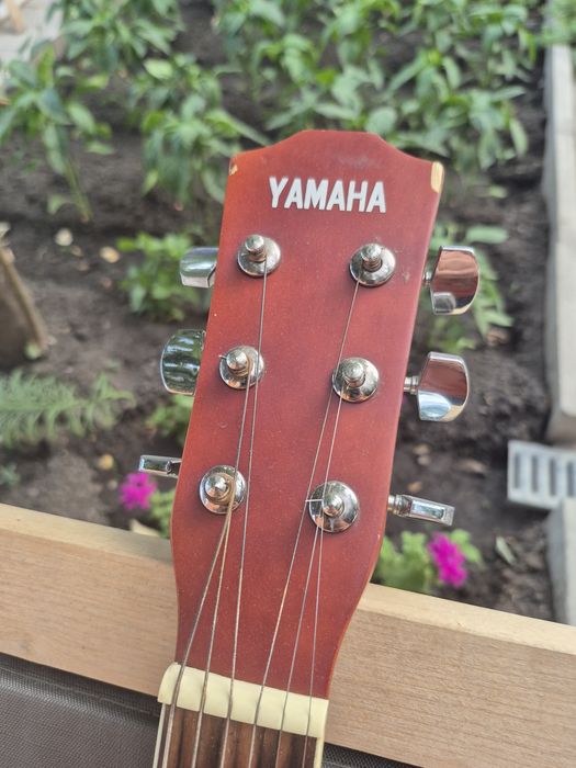 Акустическая гитара YAMAHA. Электро-гитара Phil Pro с комбо усилителем