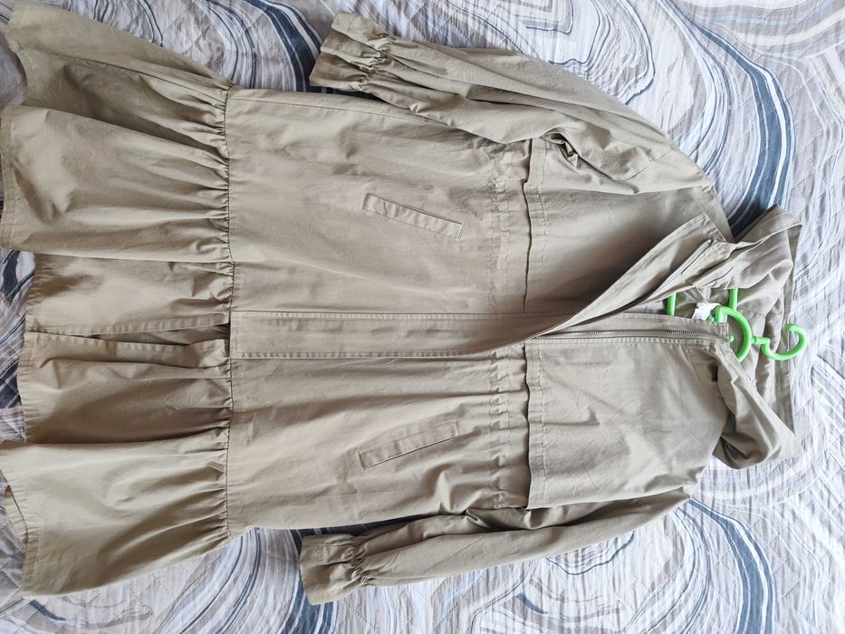 Продам плащ на девочку 10-12 лет.