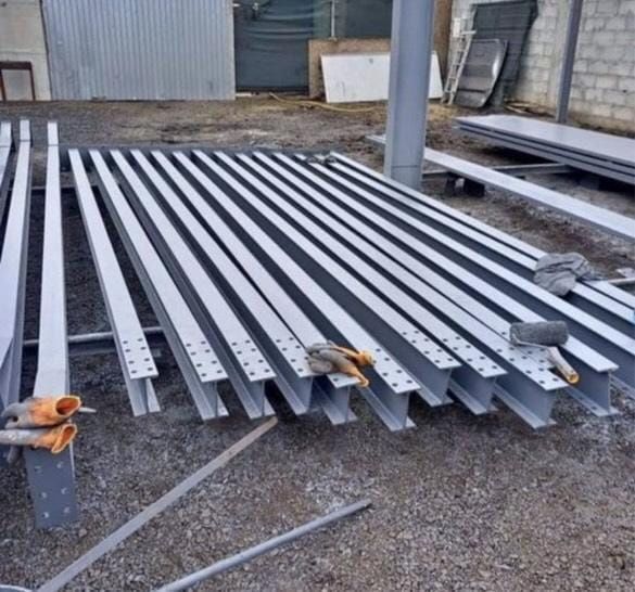 Vând stâlpi și ferme (Structura metalică)