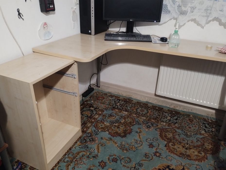 Vând birou fete, pe colț