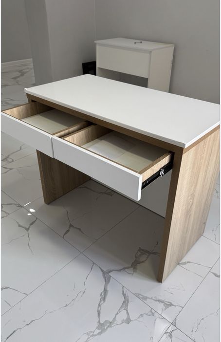 Офисный стол / компактный рабочий стол.