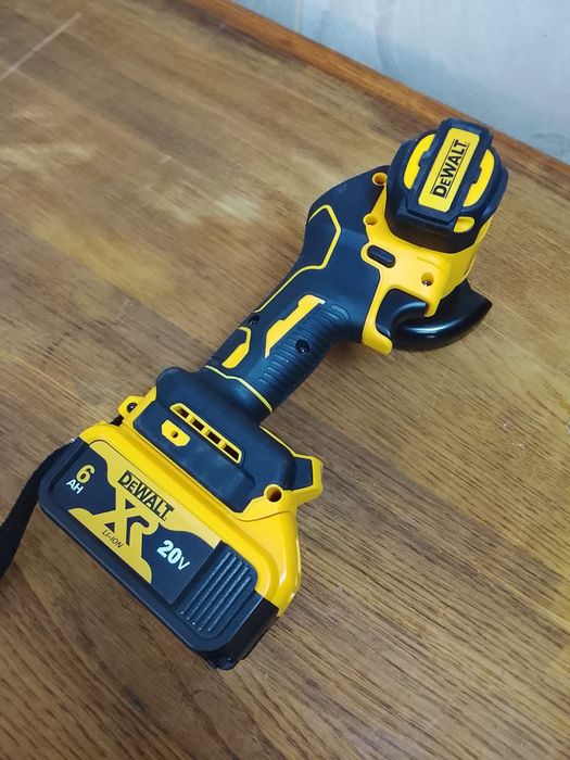 Mini flex dewalt cu o baterie de 6a