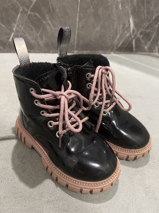 Продам детские ботинки на мальчика и девочку.