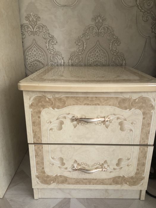 Комод и две тумбочки,