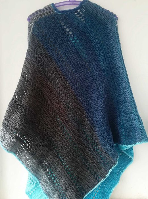 poncho crosetat in nuantele cerului