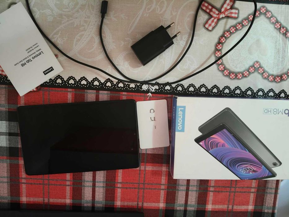 Vand tableta Lenovo Tab M8 TB-8505X aproape noua