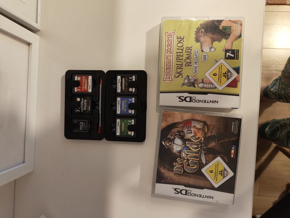 Nintendo DSi конзола и Nintendo DS Lite конзола, заедно с игрите Pokemon Black, Proffessor Layton, The Guild, Dragonball Z и R4.