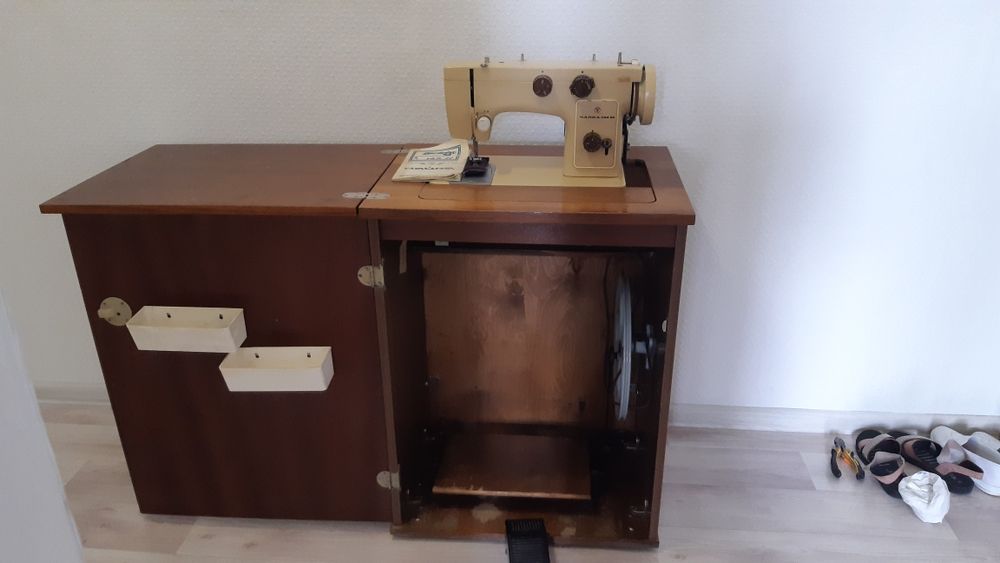 Продам швейную машинку