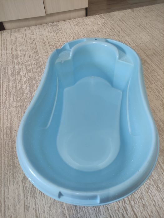 Отдам даром детскую ванночку и новый горшок.