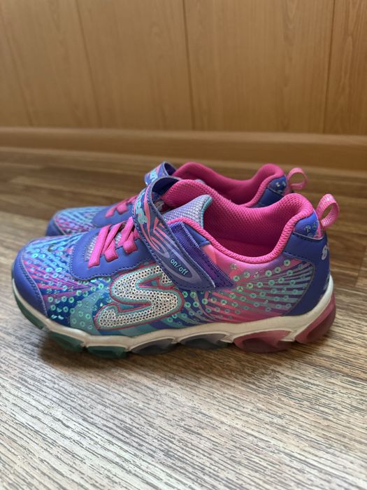 Кроссовки со светящейся подошвой