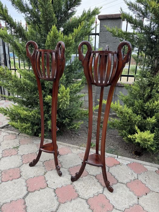 Pereche jardiniere din lemn cu sculpturi in forma de lebada