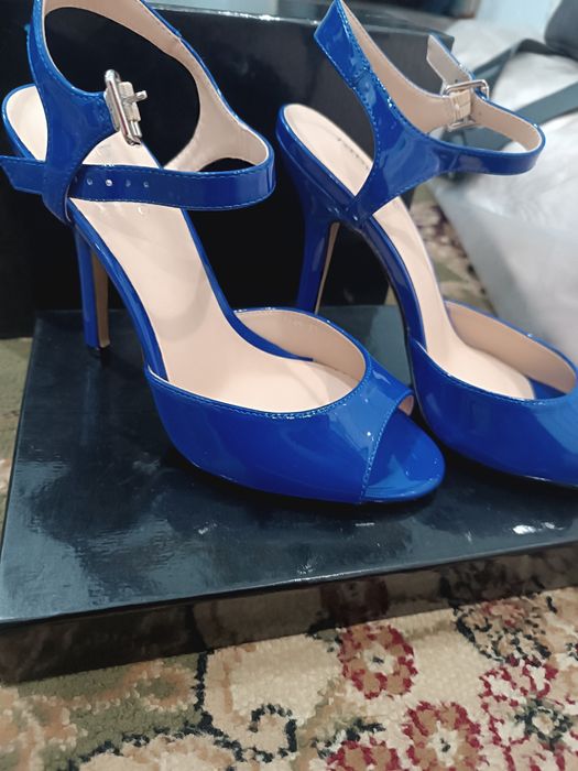 Новые босоножки синего цвета
