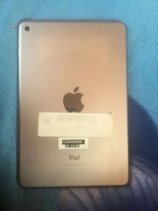 Vând iPad 4 mini