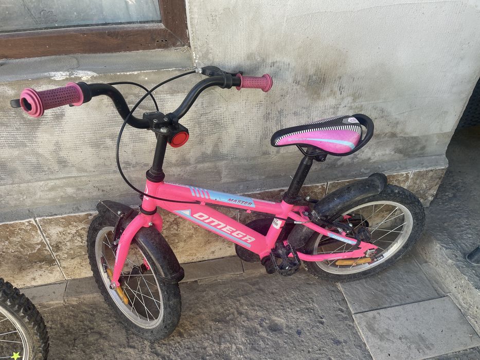 Vând trei biciclete - două pentru adulți, una pentru copilași