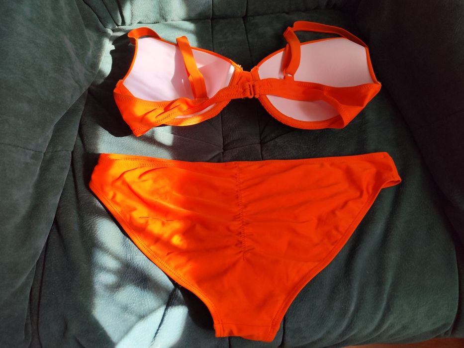 Vând costume de baie