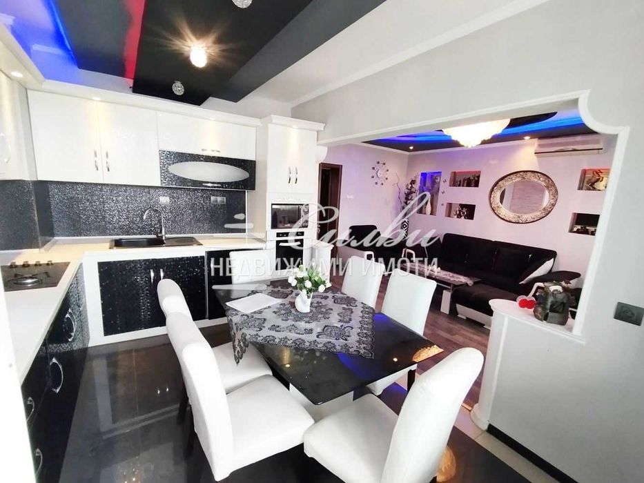 Продава се Тристаен апартамент в Шумен, Пазара - 90 кв.м за 2112 €/кв.м - Снимка #1