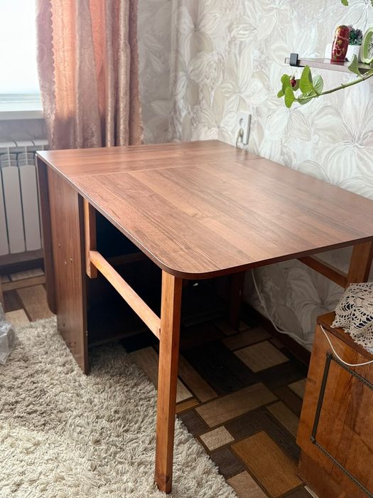 Продаю стол книжку