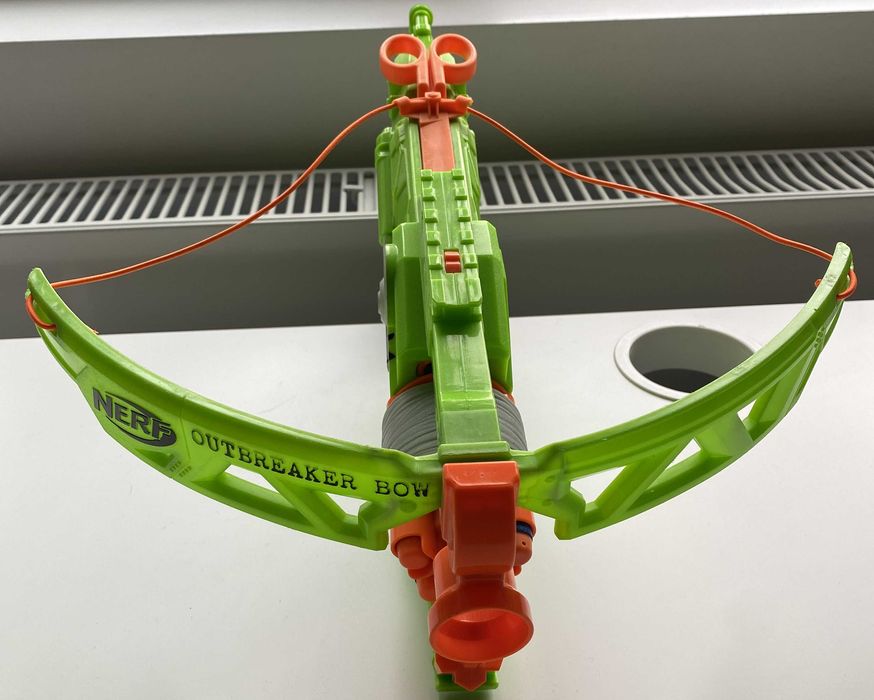 NERF Zombie Strike Outbreaker Bow + 5 cartuse