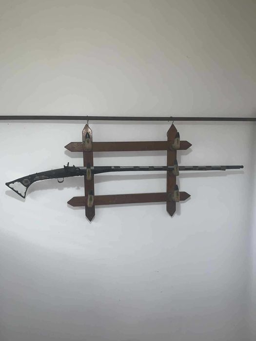 Suport de perete pentru arme