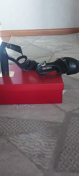 Продам босоножки