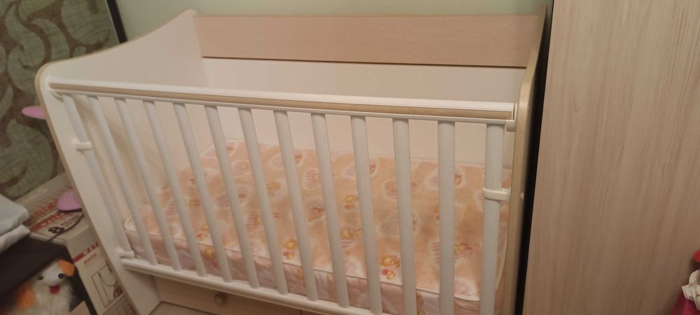 Детска кошара с люлеещ механизъм