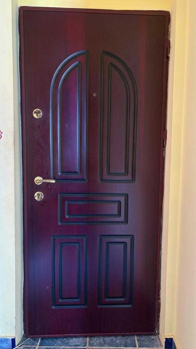 vând urgent ușă metalică de intrare în apartament