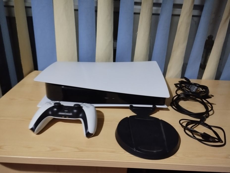 Playstation 5 с игри и стойка