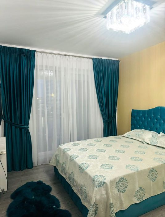 Închiriez apartament DE LUX cu 3 dormitoare+living și bucătărie, 2 bai, balcon, parcare, mobilat , utilat