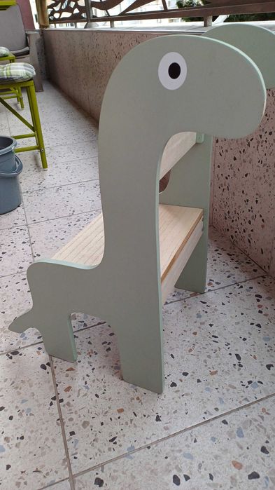 Детско столче динозавър.