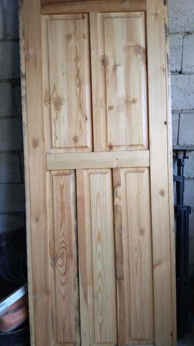 Деревянный дверь