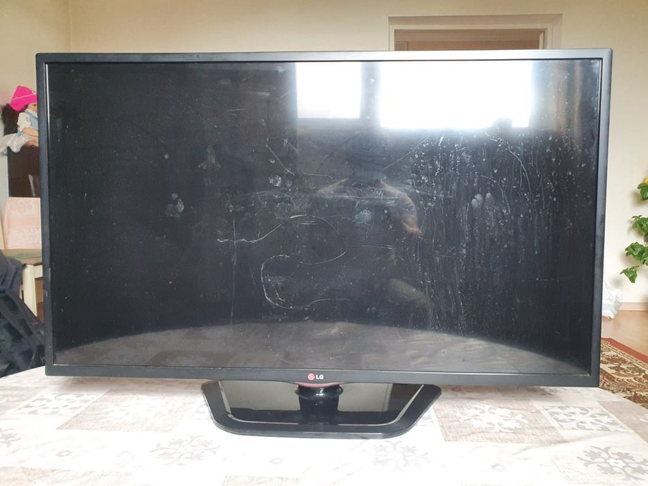 Продам телевизор часть еэране не работает