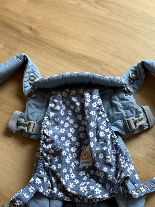 Marsupiu ErgoBaby Omni 360 Blue Daisies
