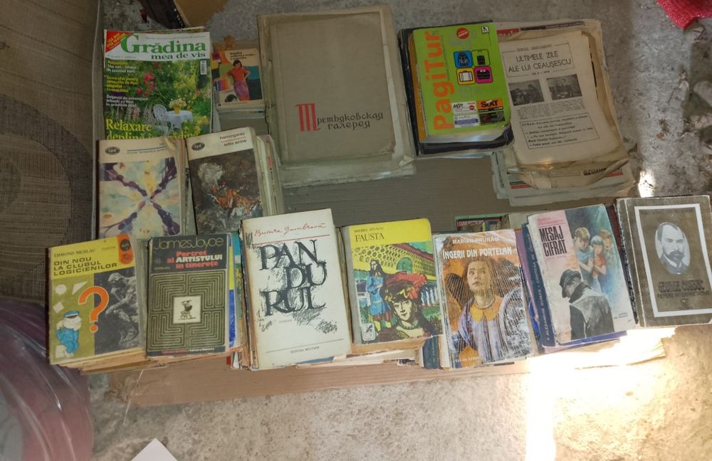 Lot cărți,ziare vechi de vânzare urgent