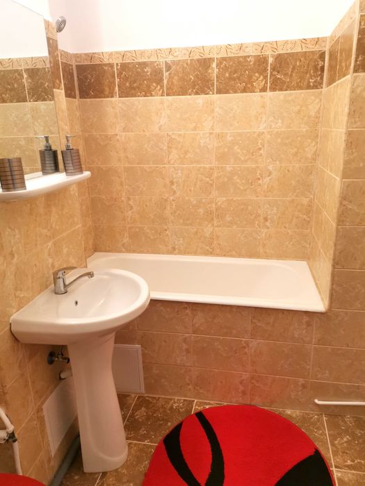 Inchiriez apartament cu 2 camere in Campina, renovat, central