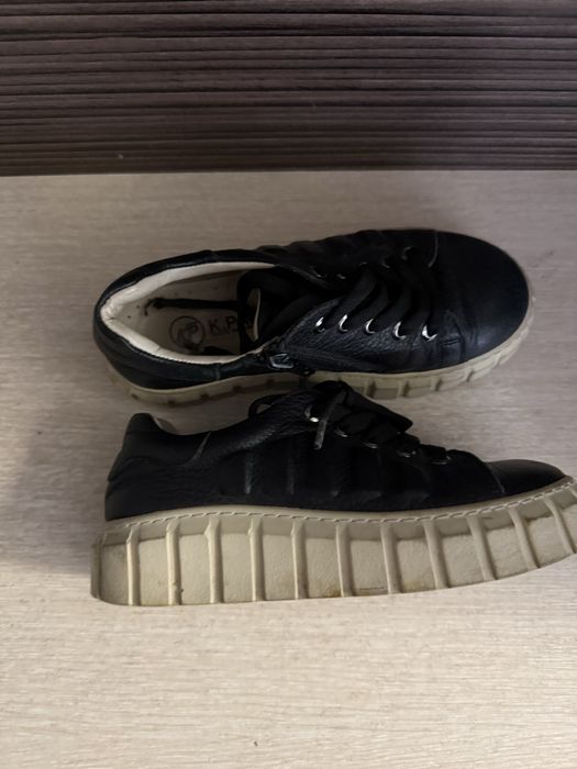 Продам обувь для девочки