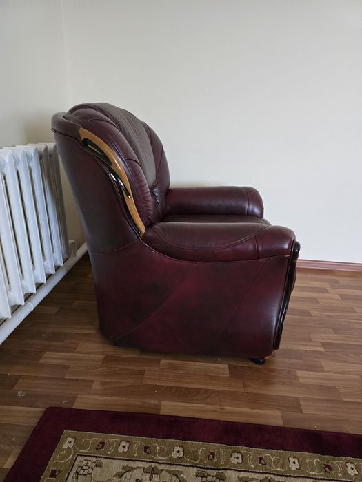 Кожаный диван б/у