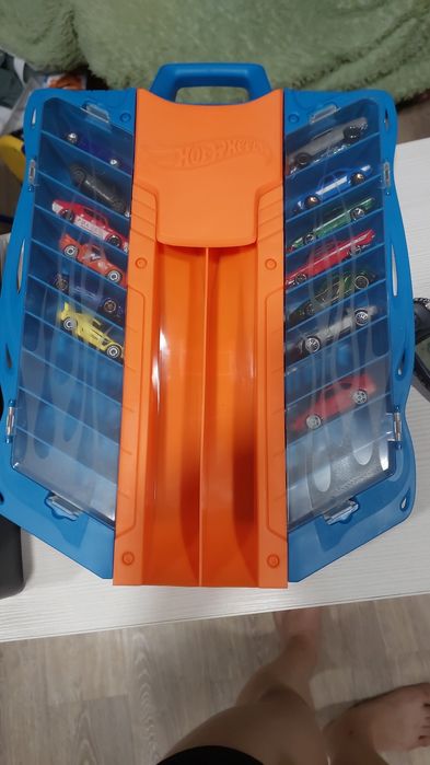 Продам гараж с машинками хотвиллс.