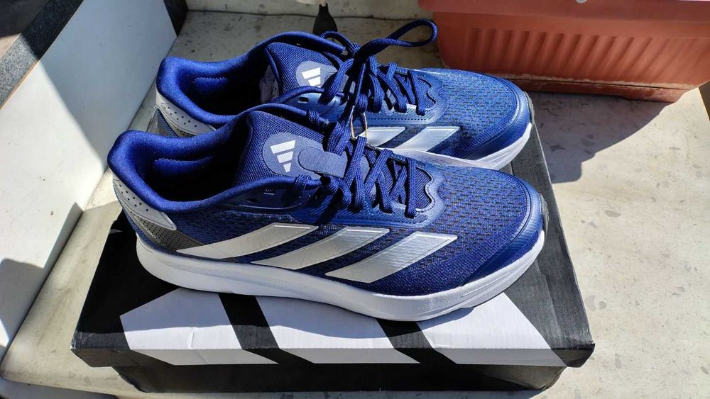 Маратонки adidas, номер 44, стелка 28 см, НОВИ! Левски