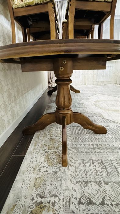 Стол стульясымен  сатылады.